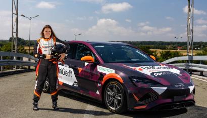 Primul BYD de curse din Europa este made in Romania, pilotat de campioana clasei electrice Cristiana Oprea