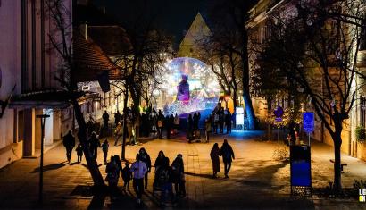 Lights On revine cu ediția #8: instalații îndrăgite, un altfel de târg și un autobuz plin de lumini